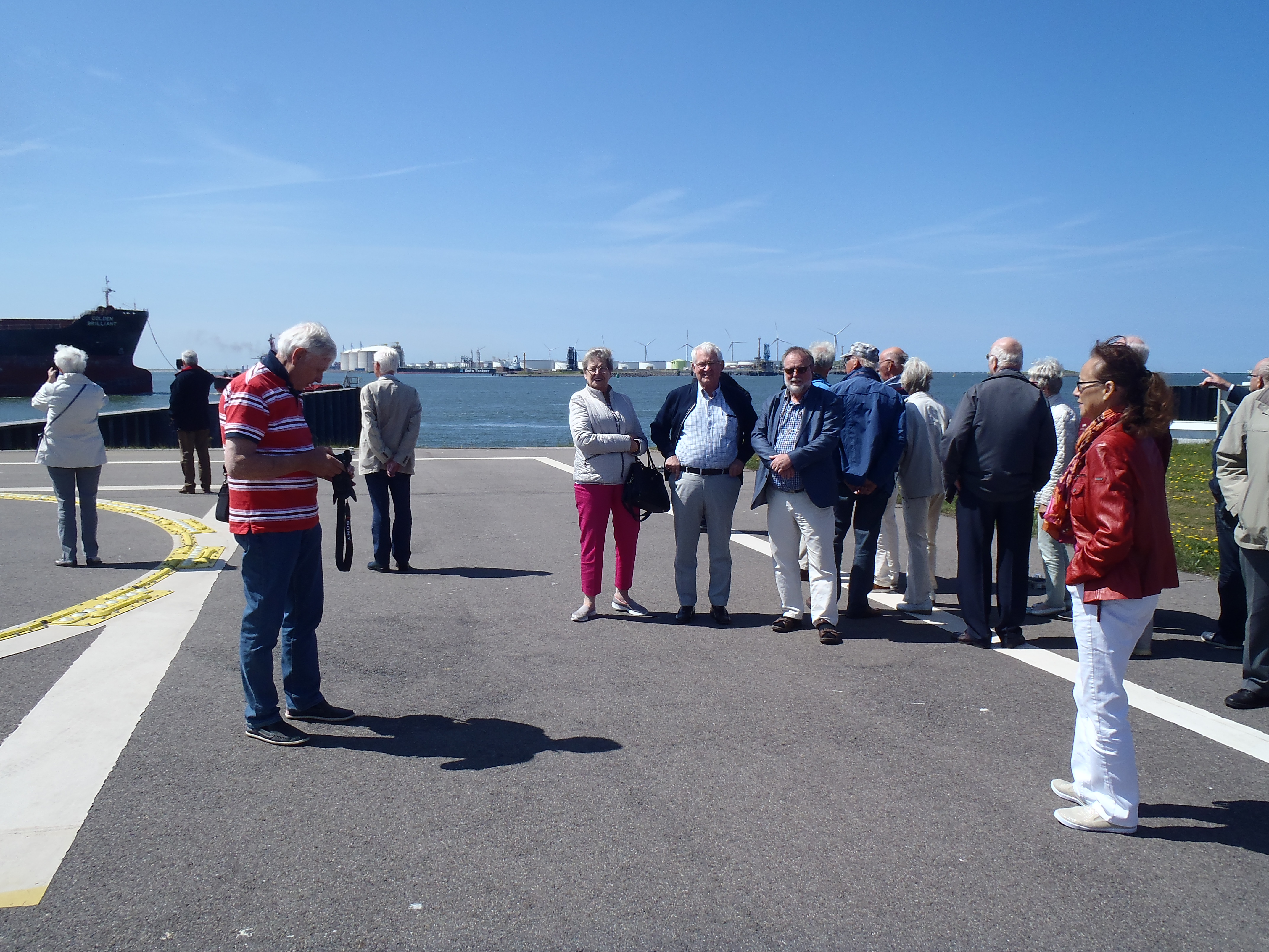 Een heerlijk zonnetje op het heli platform